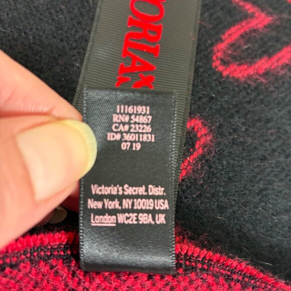 NEW Victoria’s Secret Black Red Heart Fringe Scarf Flirty Cute Causual Chic - Picture 7 of 7